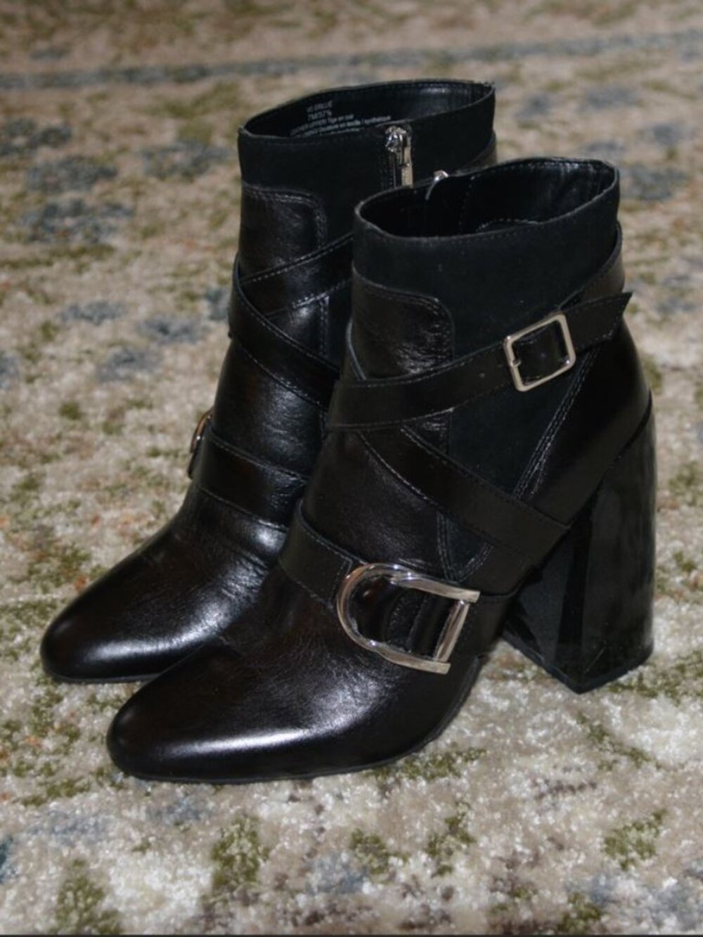 Pristne Condition Vince Camuto womens Erillie Ankle Boot (7M)